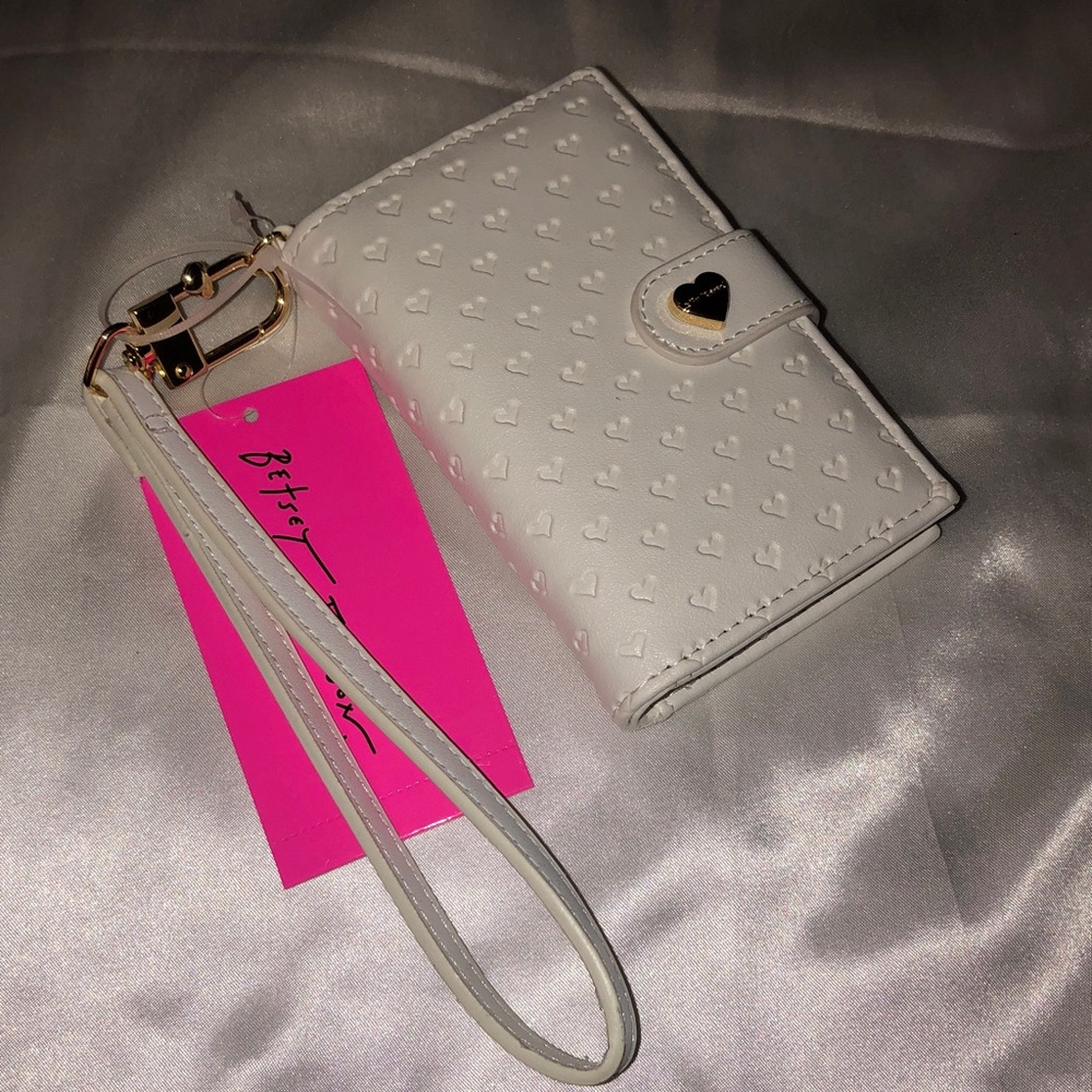 Betsey Johnson XOLEAH White Card Case Wallet Embossed Heart Pattern + Strap NWT - Picture 15 of 16
